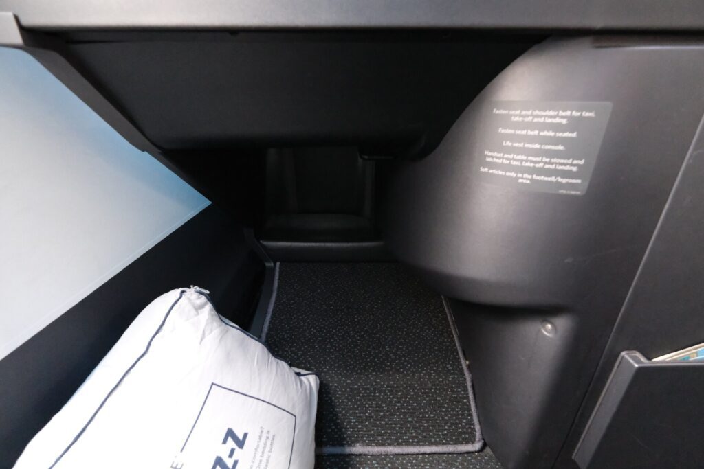 The Delta One Footwell seems on the medium to small side, there is a weird bulky part on one side that significantly reduces the space available in the footwell.
