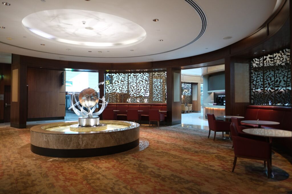 Emirates Business Class lounge in Dubai DXB Foyer