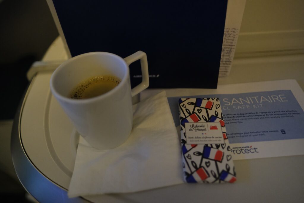 Le Chocolat des Français with coffee served mid-flight.