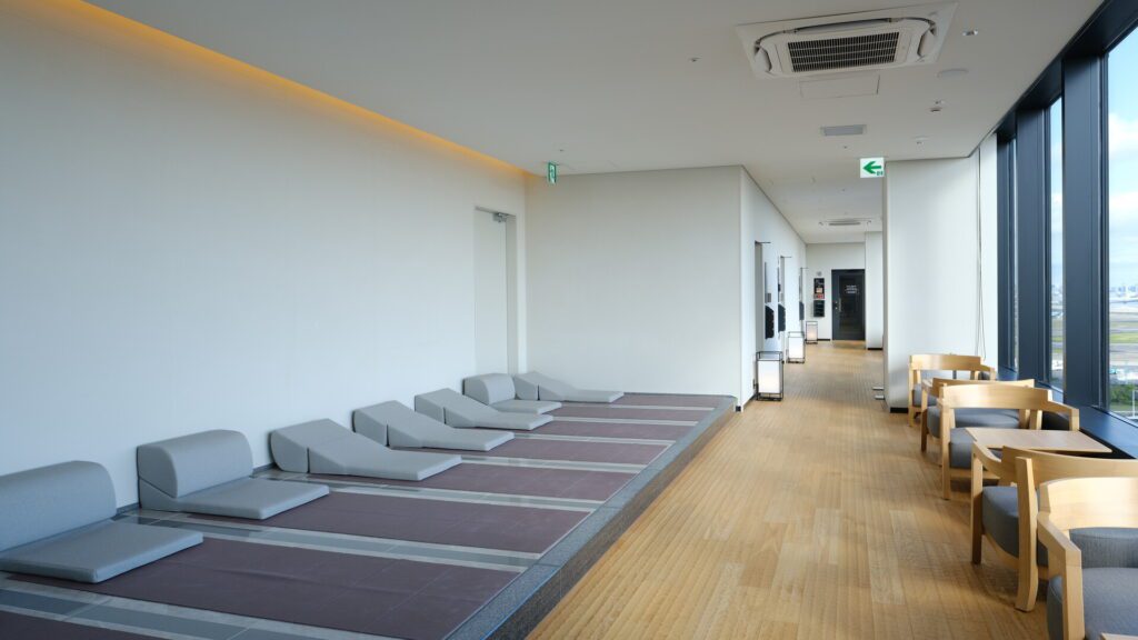 Onsen at Tokyo Haneda lie down floor matting