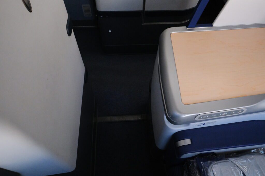 There is no blue light along the edge banding of the side table. ANA Business Class