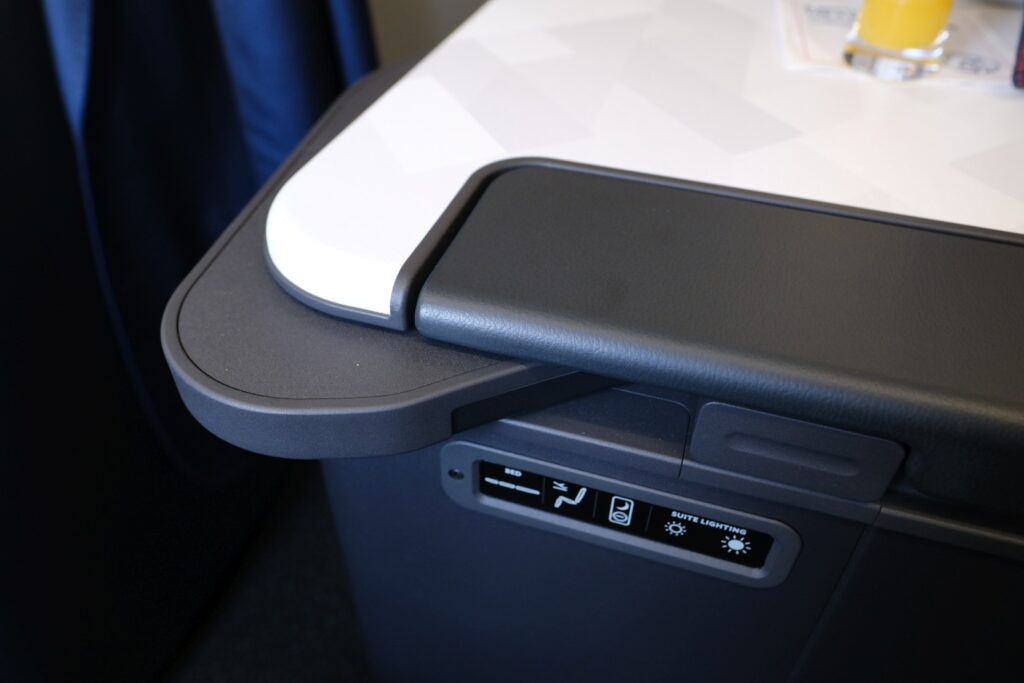 Seat pull out tray table