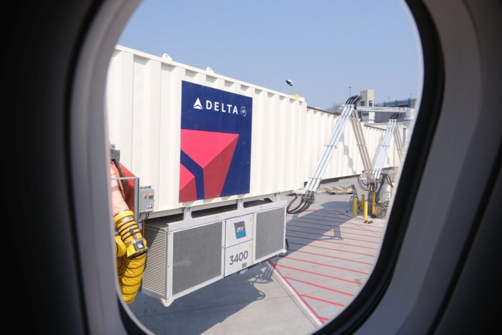 Delta DL121 at the Gate