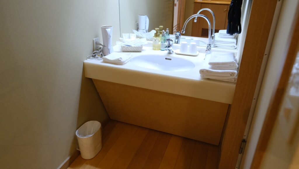 The sink and towels on just inside the doorway