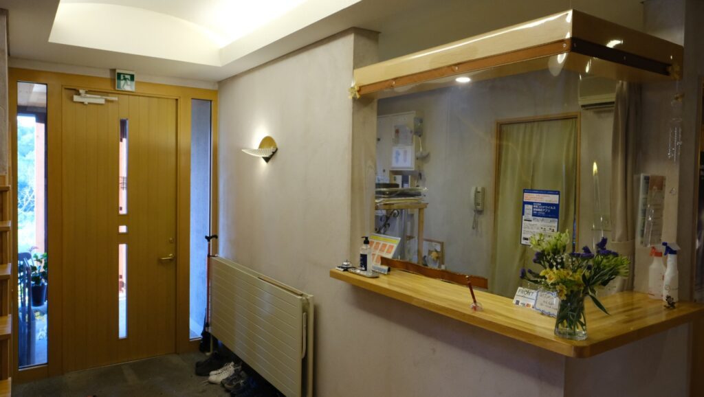 View of the check-in desk and Hotel Tefu Tefu door 