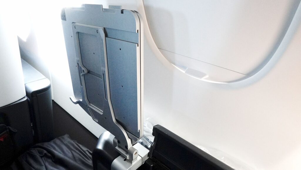 Tray table fully vertical