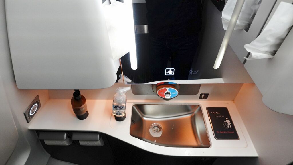 The Delta A321neo restroom includes large finish surfaces