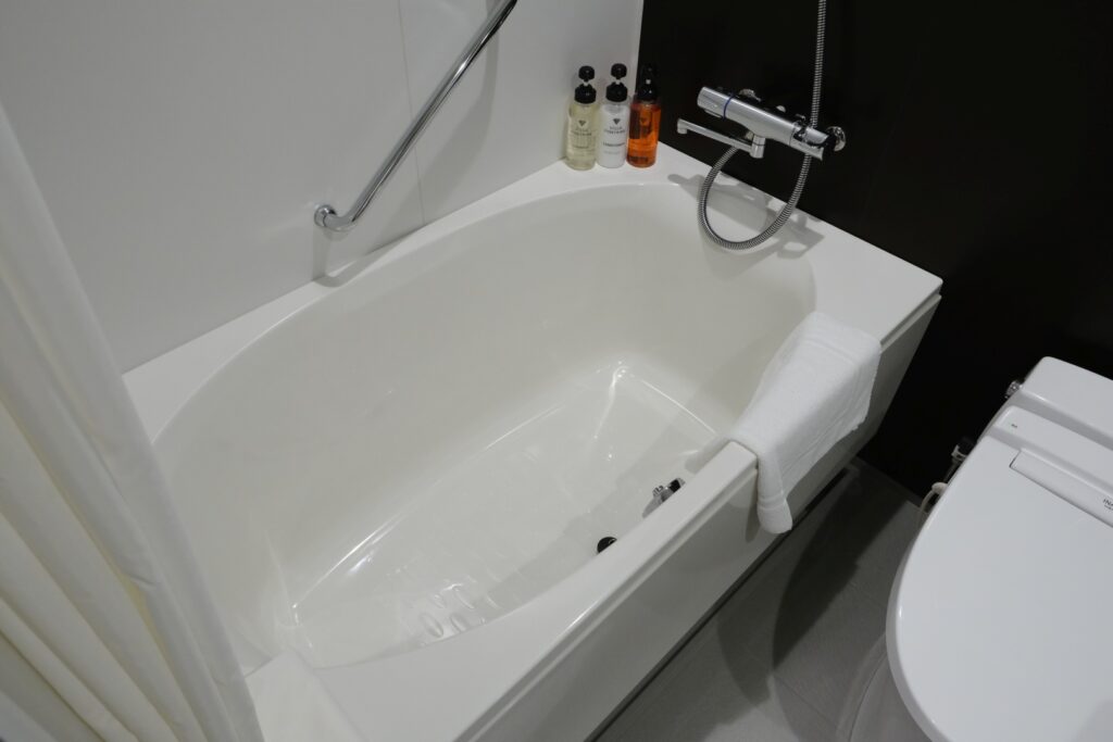 The bathtub with shower was comfortable to use although not as nice as the Premier