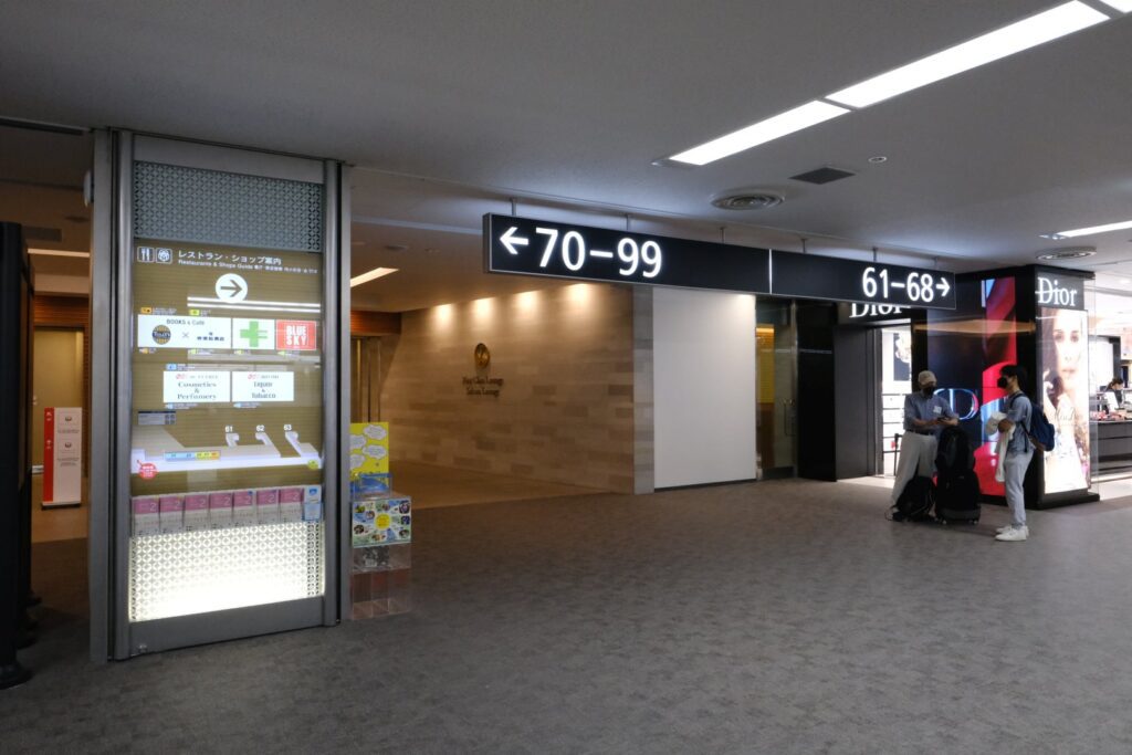 The exit to the lounge with direction to Gate 63