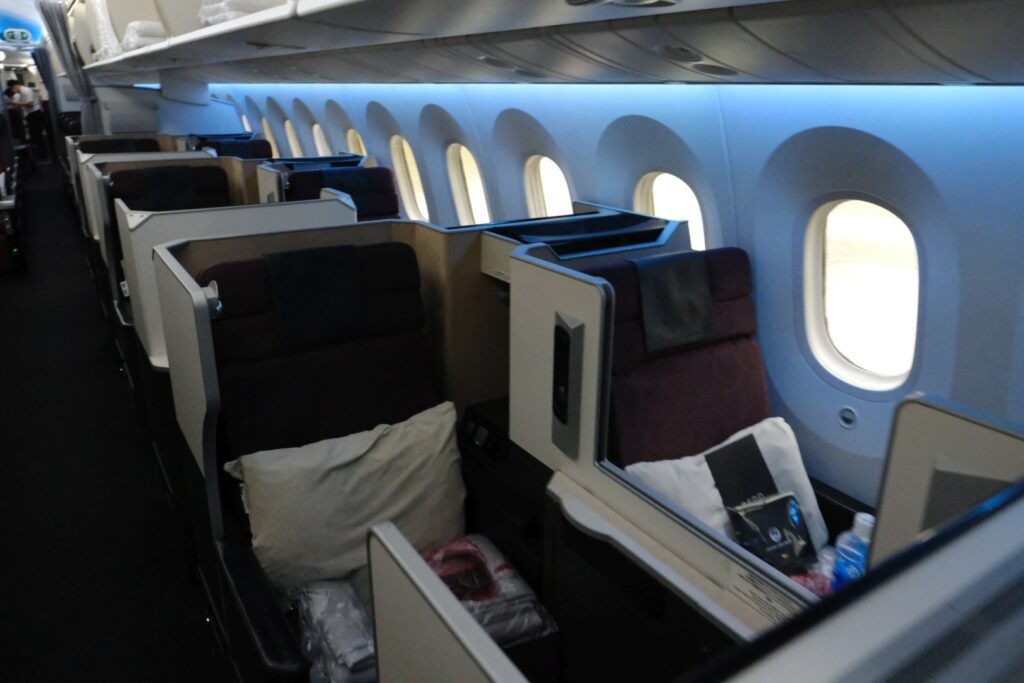 The Seats in JAL business class on the B787 are incredibly private
