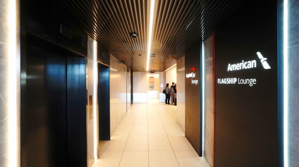 The AA Flagship lounge can be accessed by AA and Oneworld elites